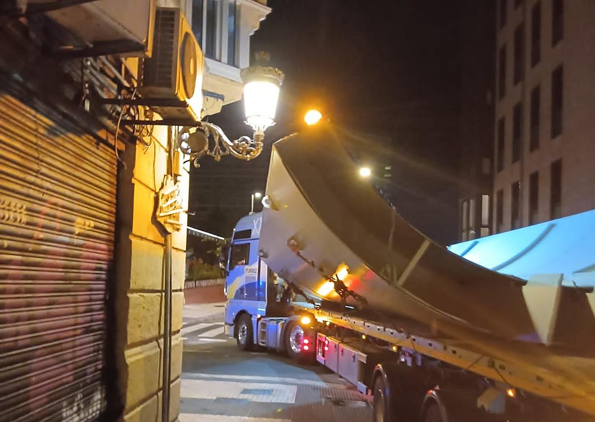 Imagen secundaria 1 - Tres meses para ensamblar 250 toneladas de acero