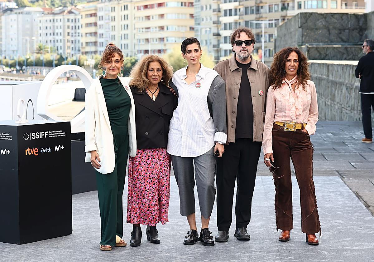 Elena Molina, Lolita Flores, Alba Flores, Isaki Lacuesta y Rosario Flores en la terraza del Kursaal esta mañana.
