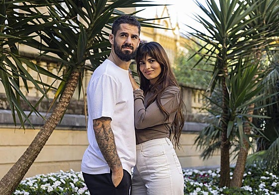 Isco Alarcón y Sara Sálamo, protagonista y directora de 'En silencio', posan juntos en la elegante terraza del Hotel María Cristina.