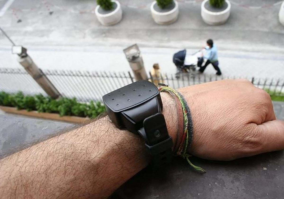 Un hombre muestra una pulsera antimaltrato, que detecta si el agresor se acerca a su víctima a menos de lo dictado por la orden de alejamiento.