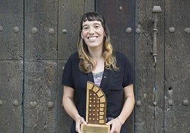 Saioa Alkaiza posa como nueva ganadora del Igartza Literatur Saria en el palacio local.
