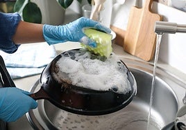 Cómo limpiar el fondo de las sartenes antiadherentes sin perder sus propiedades y evitar riesgos para la salud