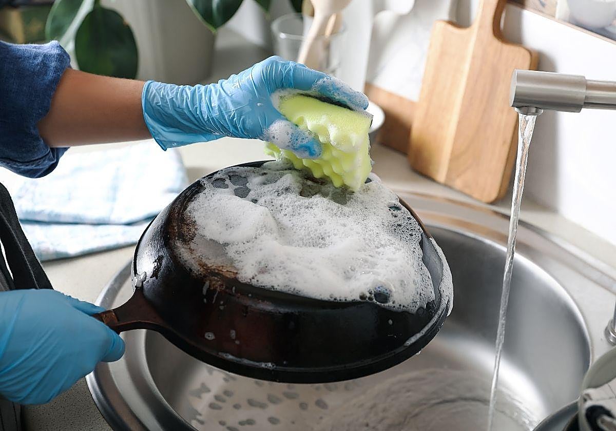 Cómo limpiar el fondo de las sartenes antiadherentes sin perder sus propiedades y evitar riesgos para la salud