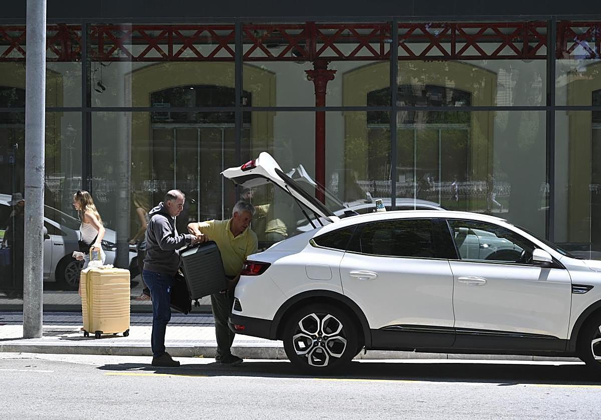 Un taxista recoge a un cliente en la estación de Atotxa