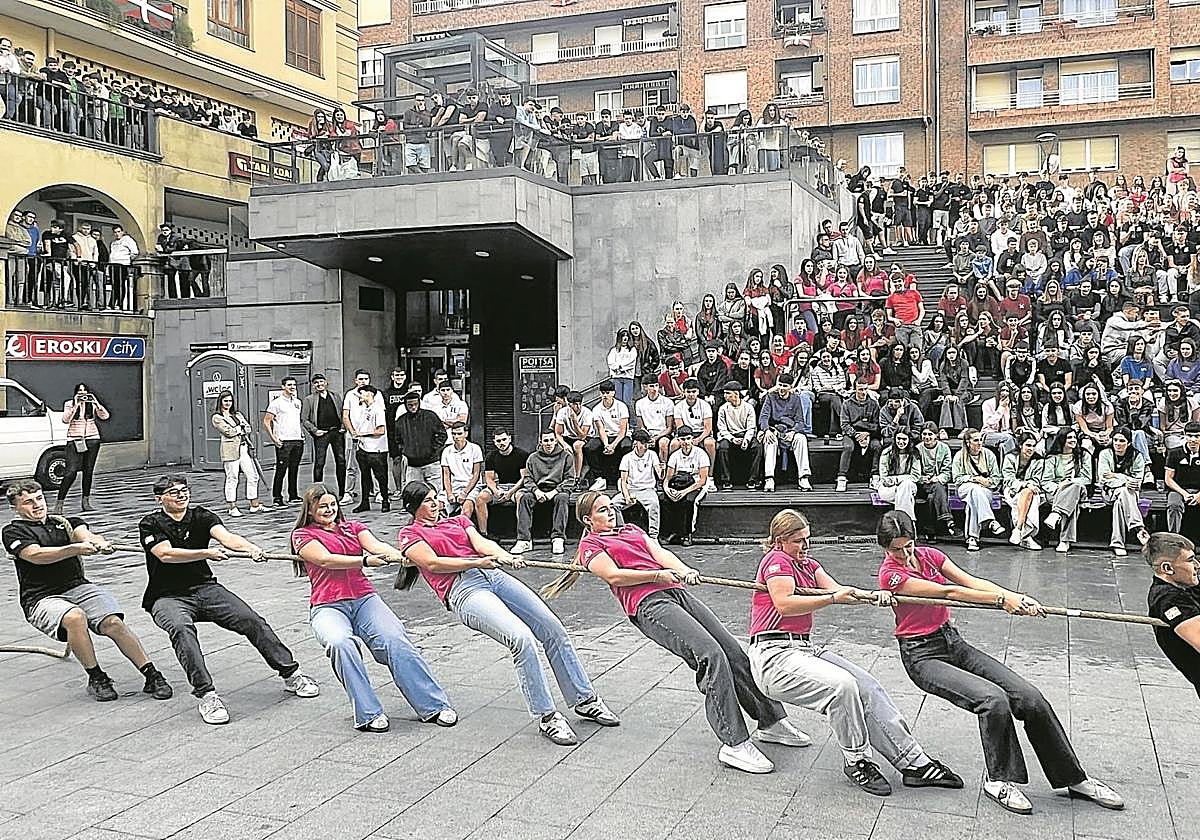 Gran ambiente en la sokatira entre cuadrillas.