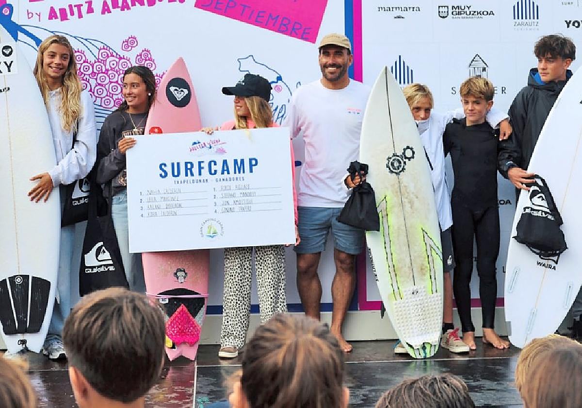 Los ganadores del campeonato de surf en el podio el domingo junto a Aritz Aranburu, organizador de este evento en su novena edición.