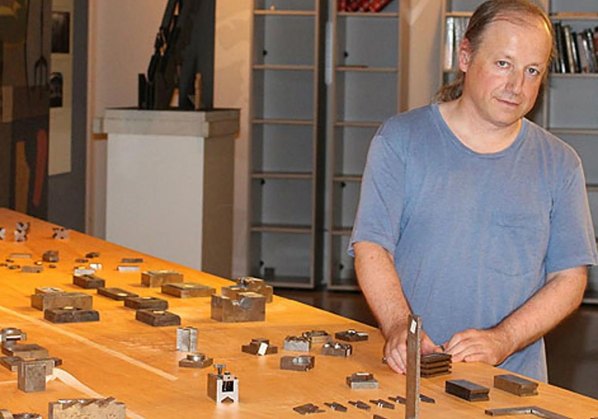 Ibon Aramberri expuso en Portalea, en 2016, la muestra 'Makina eskua da', con una importante pesencia de piezas fabricadas en Eibar.