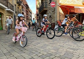 Zarautz es un pueblo en el que niños y mayores hacen uso de la bicicleta habitualmente.