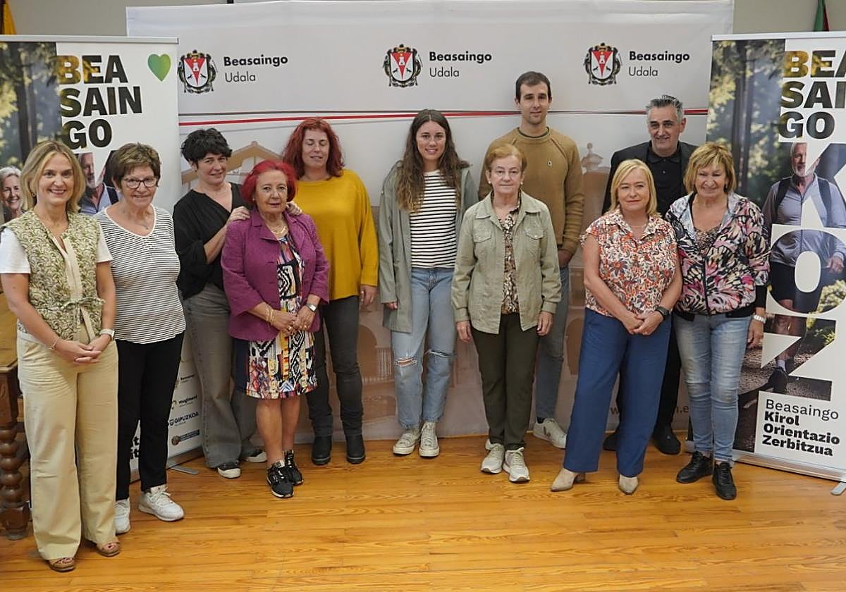 Representantes de las asociaciones participantes en 'Ondo ibili ondo izan' durante la presentación del nuevo curso que arranca este jueves.