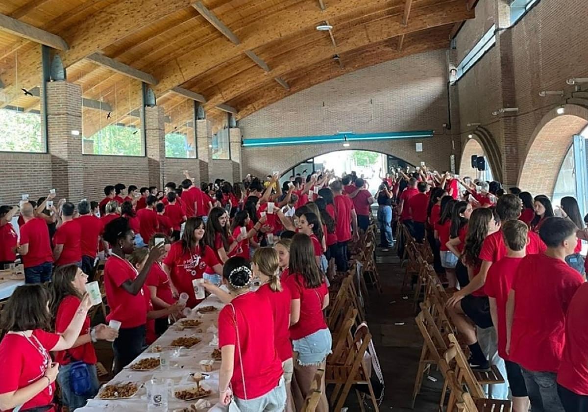Emotivo brindis del club de balonmano La Salle en la multitudinaria comida celebrada el sábado, en la Azoka.