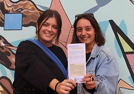 La concejala Ainhoa Sánchez y la técnica Malena González con el programa de la Escuela de Empoderamiento.