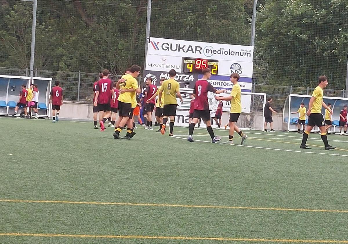 Orioko jubenil mailako futbolariak pozik lortutako garaipenarekin.