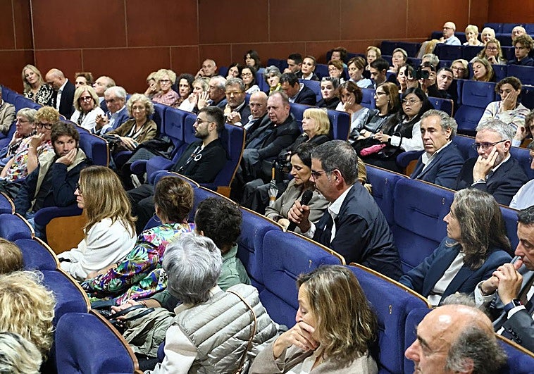 El alcalde de San Sebastián, Eneko Goia, intervino durante el coloquio posterior a la proyección.