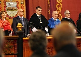 El rector de Deusto, Juan José Etxeberria, con otras autoridades.