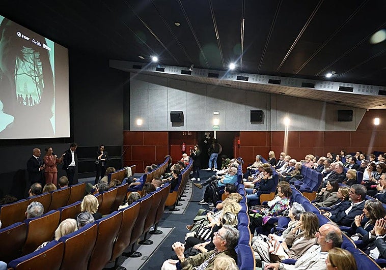 Los codirectores del documental, Javier Roldán, Arantxa Aldaz y David Taberna, durante la presentación.