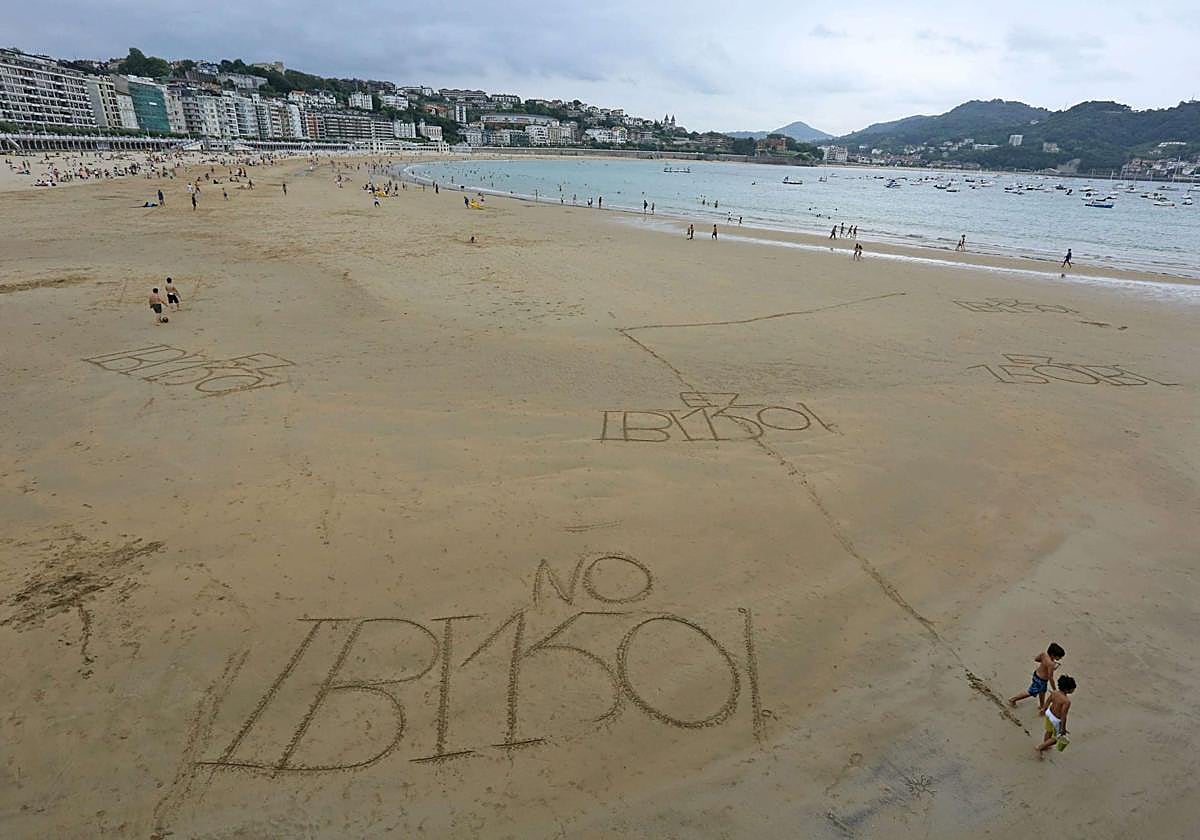 Dibujos en la arena contra el recargo del IBI a las viviendas vacías aparecidos hace unos años en la playa de La Concha.