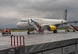 Momentos previos al despegue de un avión en la pista de Hondarribia.