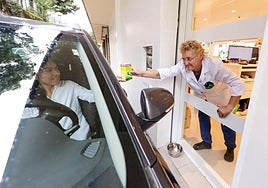 Una mujer recoge sus medicamentos en la Farmacia Nagusia.