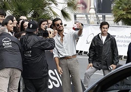 Casas posa con su público.