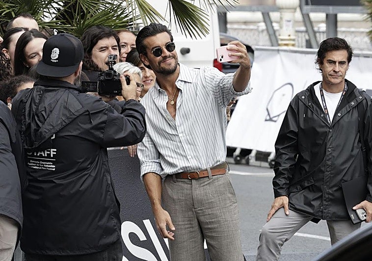 Casas posa con su público.