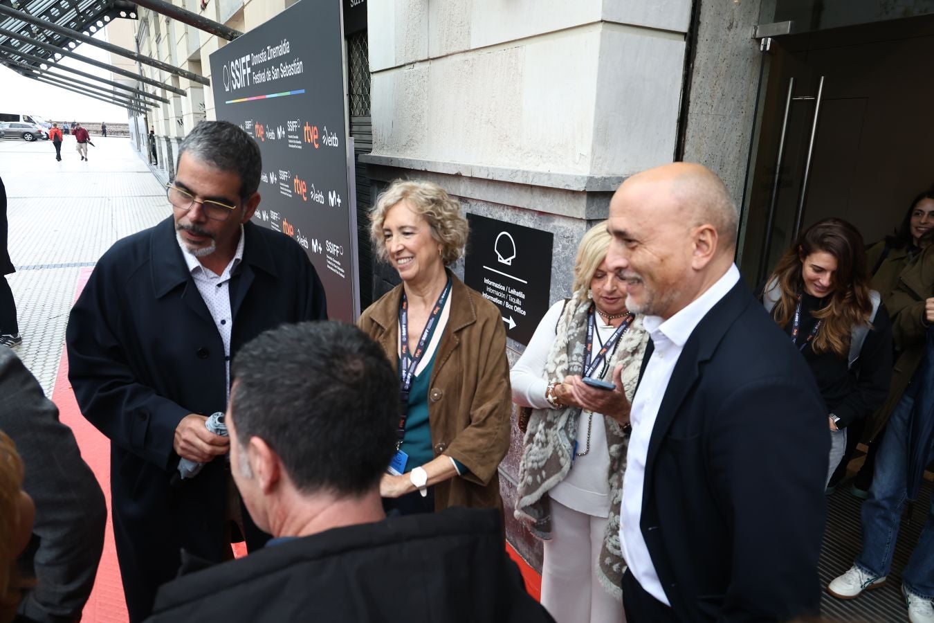 El alcalde de San Sebastián, Eneko Goia saluda a Ana Iribar (viuda de Gregorio Ordóñez), Consuelo Ordóñez (hermana de Gregorio) y al subdirector de DV, Juanma Velasco. 