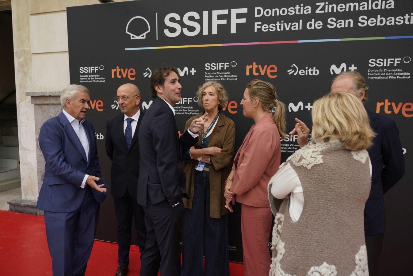 El presidente de El Diario Vasco, José María Bergareche, junto a Javier Roldán, Ana Iribar, David Taberna, Consuelo Ordóñez, Arantxa Aldaz y el el presidente de Vocento, Ignacio Ybarra en una charla distendida en la zona del Photocall.