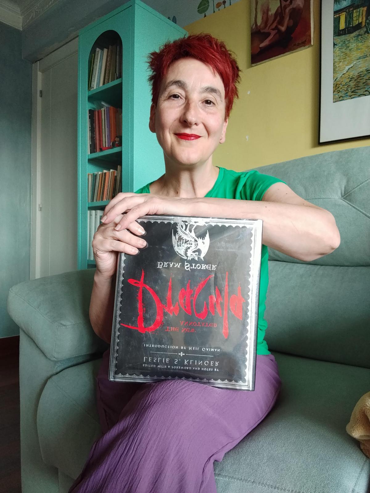 Ana Morales, con un ejemplar de la novela que está traduciendo.