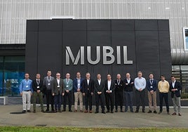 Ayerza, Andueza y Villarreal, en el centro, con representantes de las empresas de automoción, en Mubil.