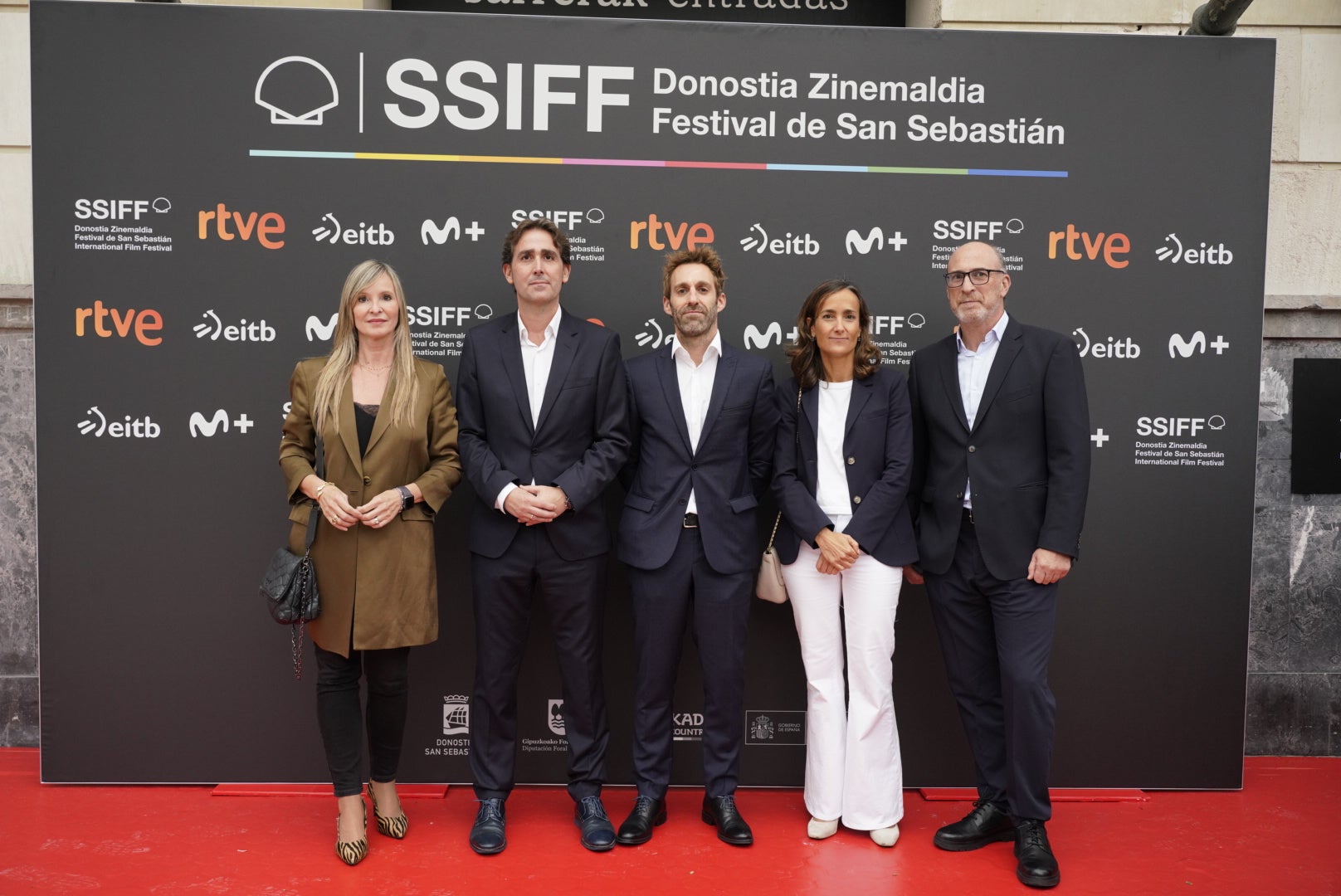 Isabel Cortadi, responsable de Eventos y Relaciones institucionales de DV, junto a David Taberna, Iñigo Martín, la directora de Negocio de DV, Eli Ugalde; y el director de Gestión, Txema Iturrioz. 