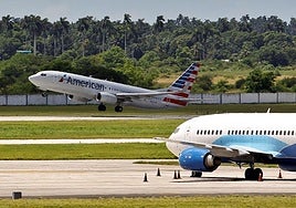 Un avión de American Airlines despega en la pista de un aeropuerto.