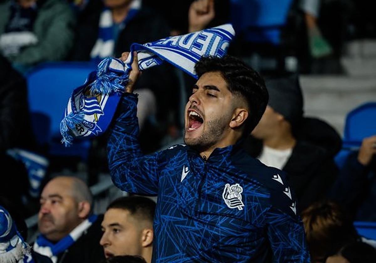 Un aficionado celebra en la grada de Anoeta.