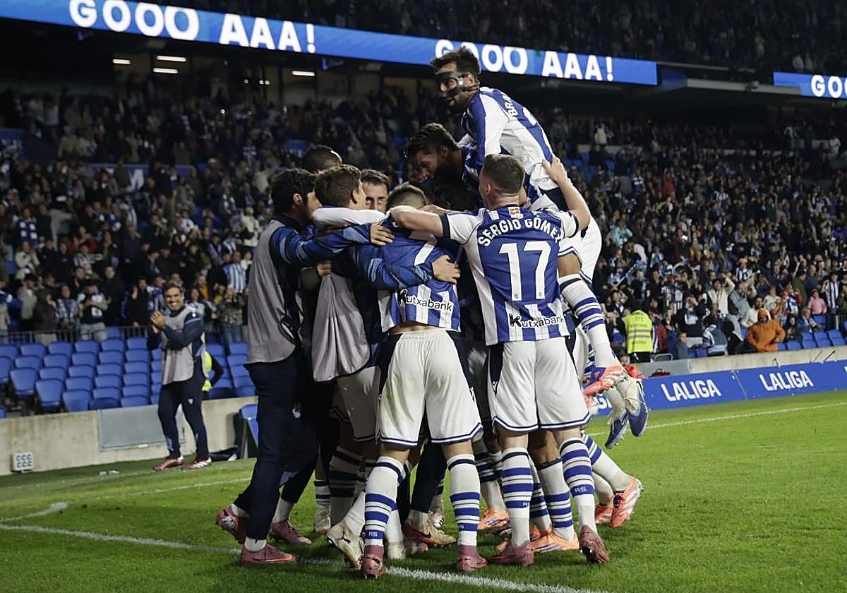 Los jugadores de la Real celebran el gol de Oyarzabal al comienzo de la segunda mitad.