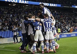 Los jugadores de la Real celebran el gol de Oyarzabal al comienzo de la segunda mitad.