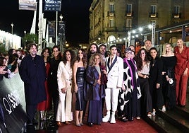 La familia Flores posa en la alfombra roja del Teatro Victoria Eugenia de San Sebastián.