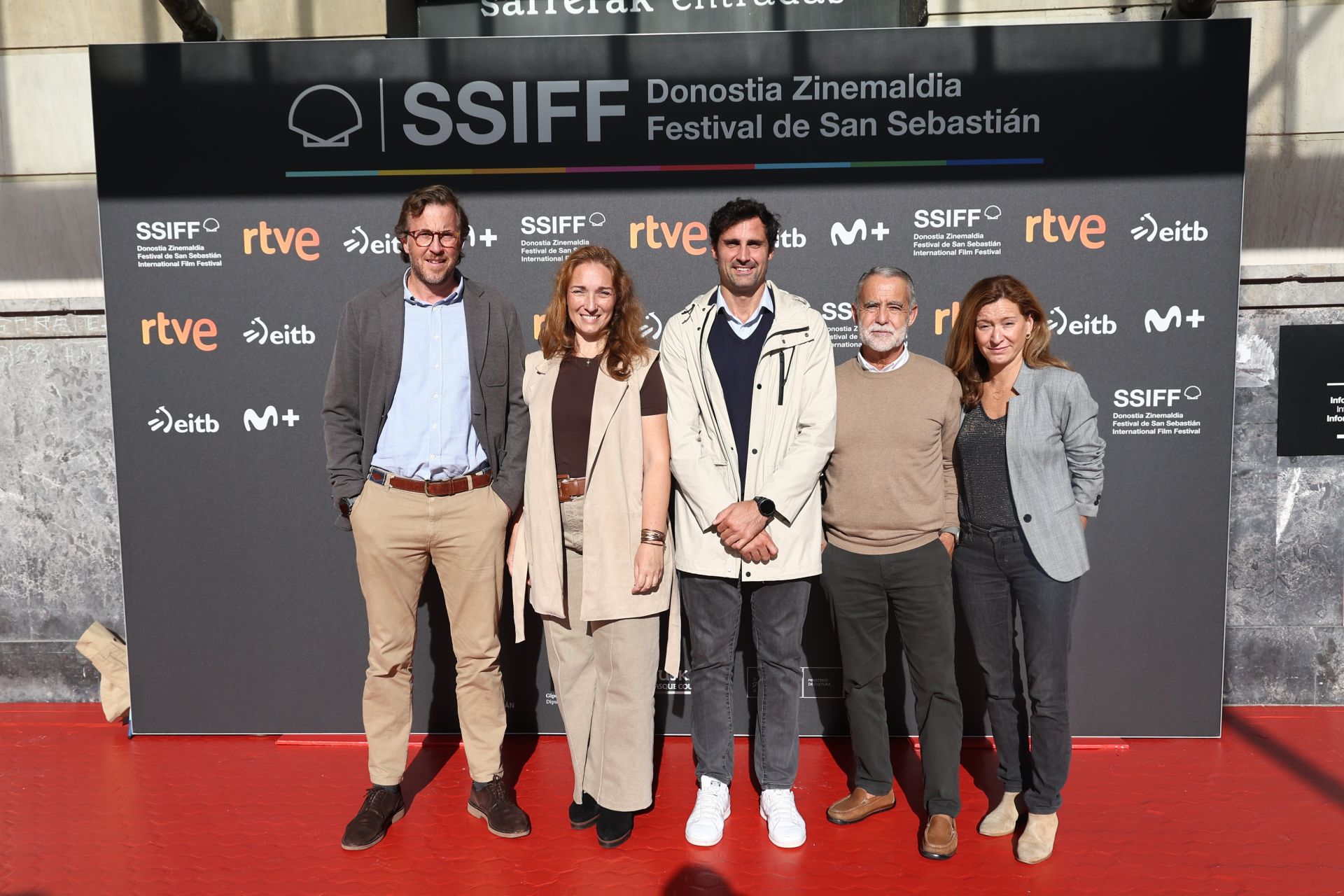 Los representantes del PP Borja Corominas, Muriel Larrea, presidenta del partido en Gipuzkoa, Mikel Lezama, Jorge Mota y Vanesa Vélez.