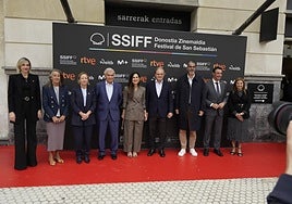 Representantes institucionales del Gobierno, Gobierno Vasco, Diputación, Ayuntamiento de San Sebastián y de El Diario Vasco, antes de la proyección.
