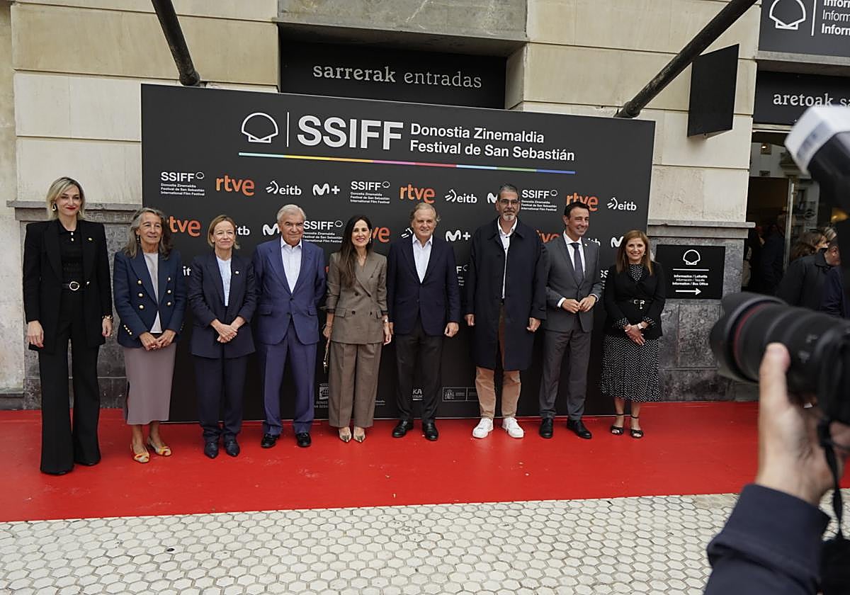Representantes institucionales del Gobierno, Gobierno Vasco, Diputación, Ayuntamiento de San Sebastián y de El Diario Vasco, antes de la proyección.