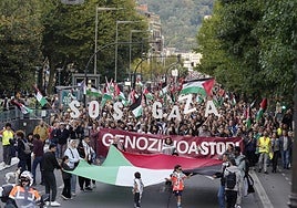 Paso de la cabeza de la manifestación por el Boulevard.