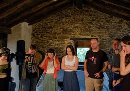 'Wafa' kantuaren bertsio berrian parte hartu duten artistetako batzuk, grabaketa saioetako batean.