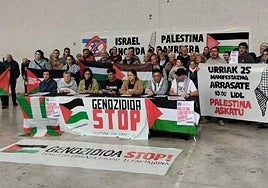 Representantes sociales y ciudadanos de los municipios durante la presentación de la plataforma en el frontón de San Prudencio.