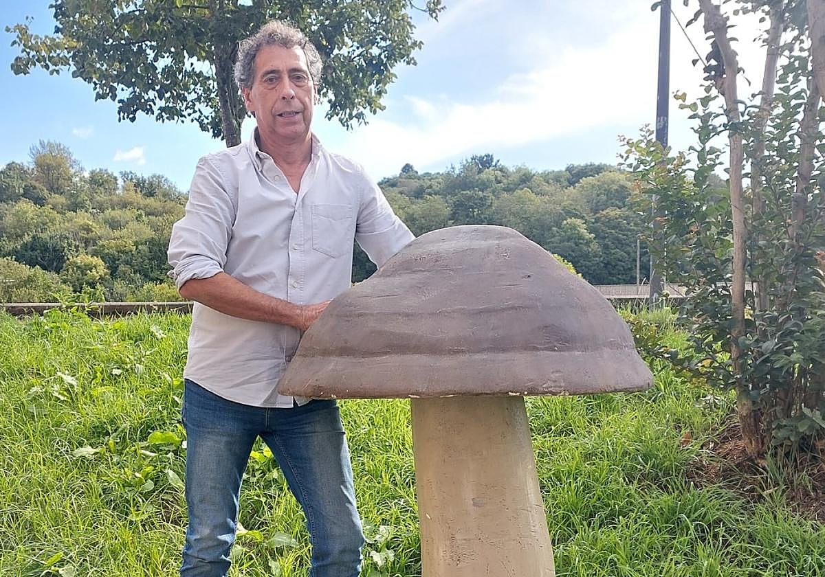 Patxi Lago 'Titín', con la recreación gigante de un ejemplar de seta.
