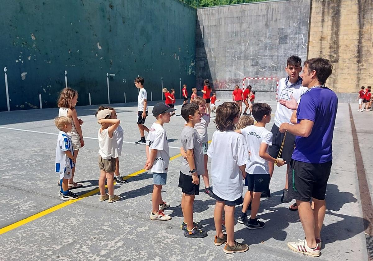 Un grupo de niños ajeno a esta información juega en el frontón de Pasai San Pedro.