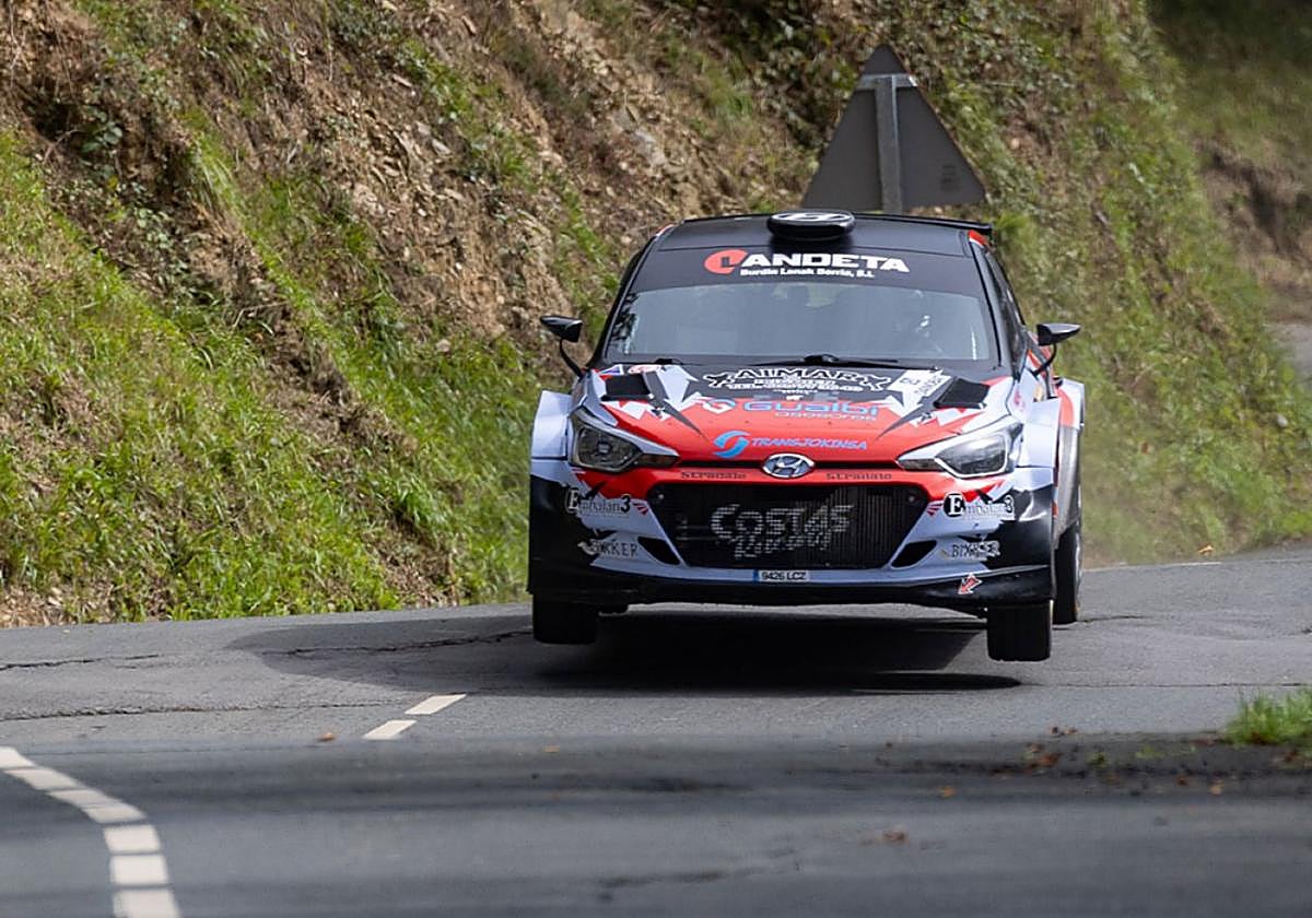 Un participante en el rallysprint del pasado año durante uno de los descensos hacia Elgoibar.