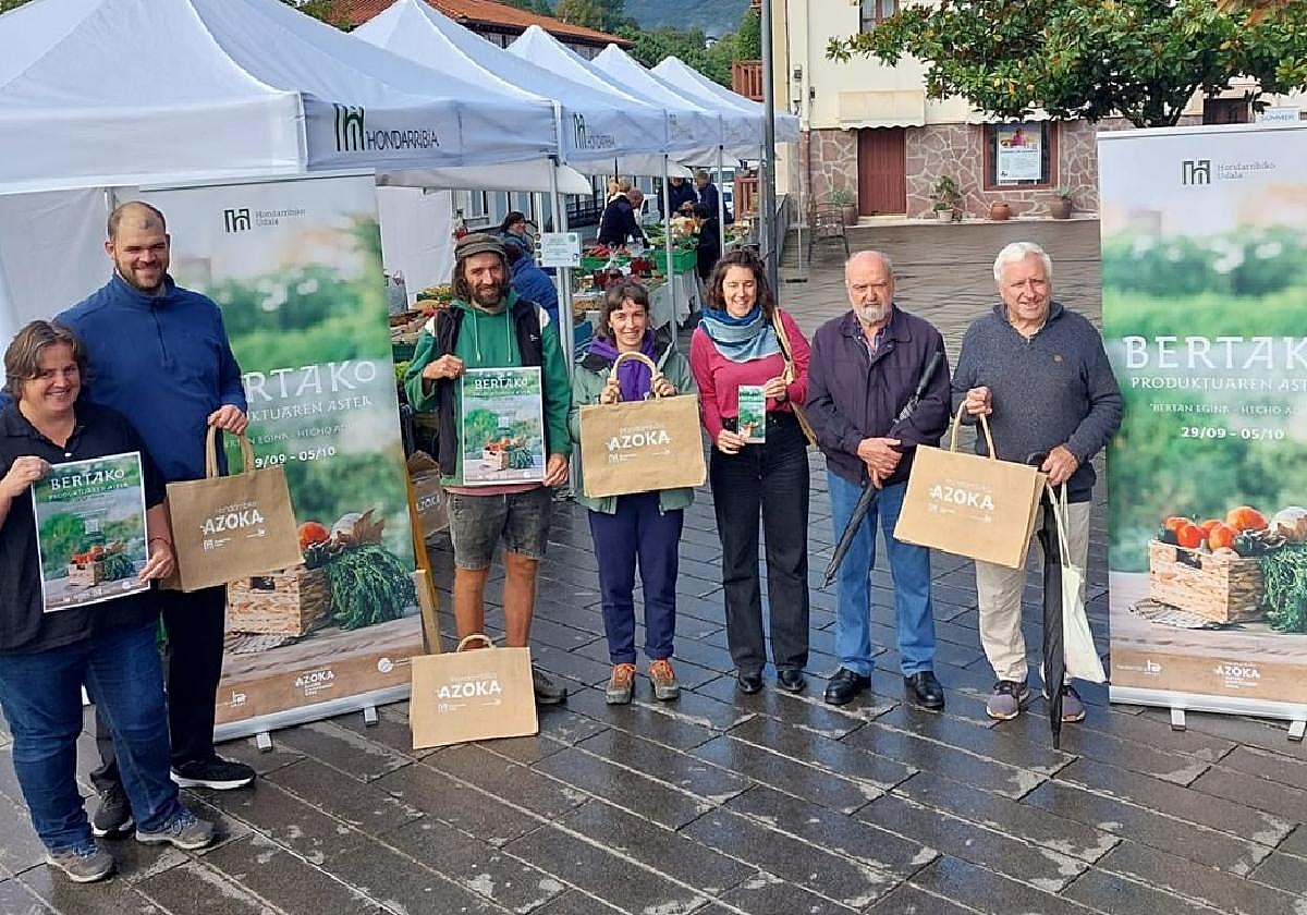 Bertako Produktuaren Astearen aurkezpena asteazkenetan Damarrin jartzen den azokan egin zuten.