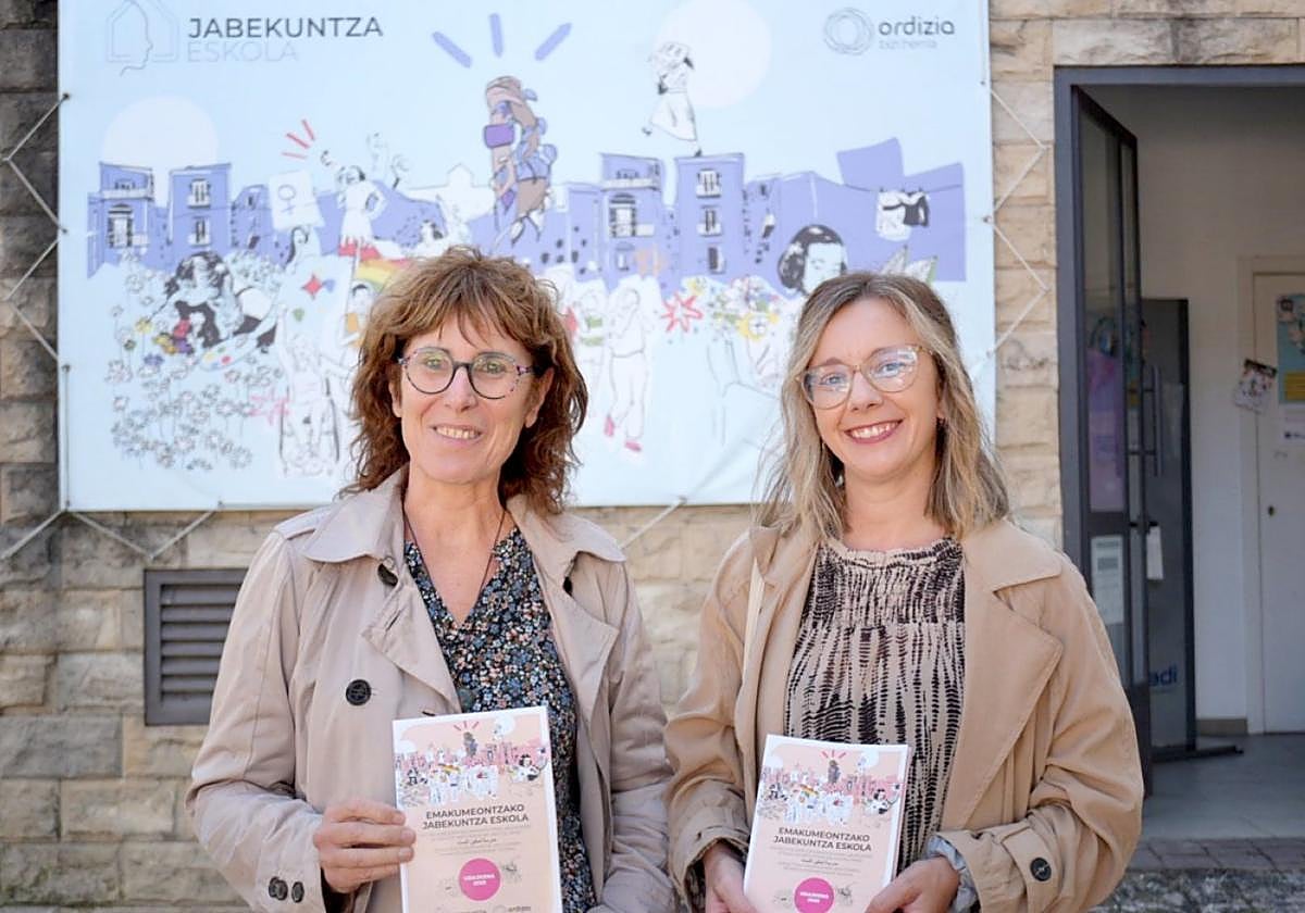 La técnica de Igualdad Kristina Altuna y la concejala Ainhoa Jimenez con la nueva programación.