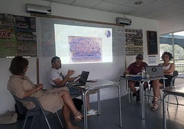 El presidente del Mondra, Xabi Etxeberria, interviene durante una asamblea del club.