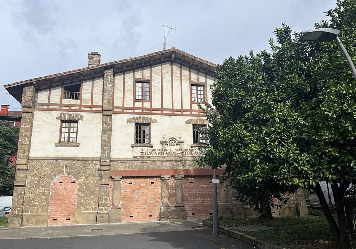 Edificio de la estación del Urola, que el próximo año cumplirá un siglo.