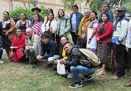 Foto de familia de los representantes de los distintos pueblos del mundo que participan en el programa de Garabide.