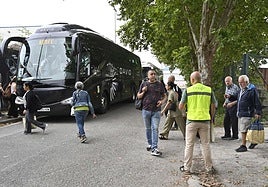 Viajeros se suben a los autobuses organizados por Renfe en Irun.