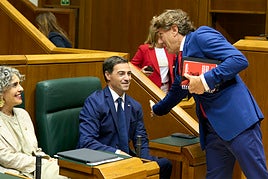 El socialista Eneko Andueza saluda al lehendakari Imanol Pradales en el pleno de política general.